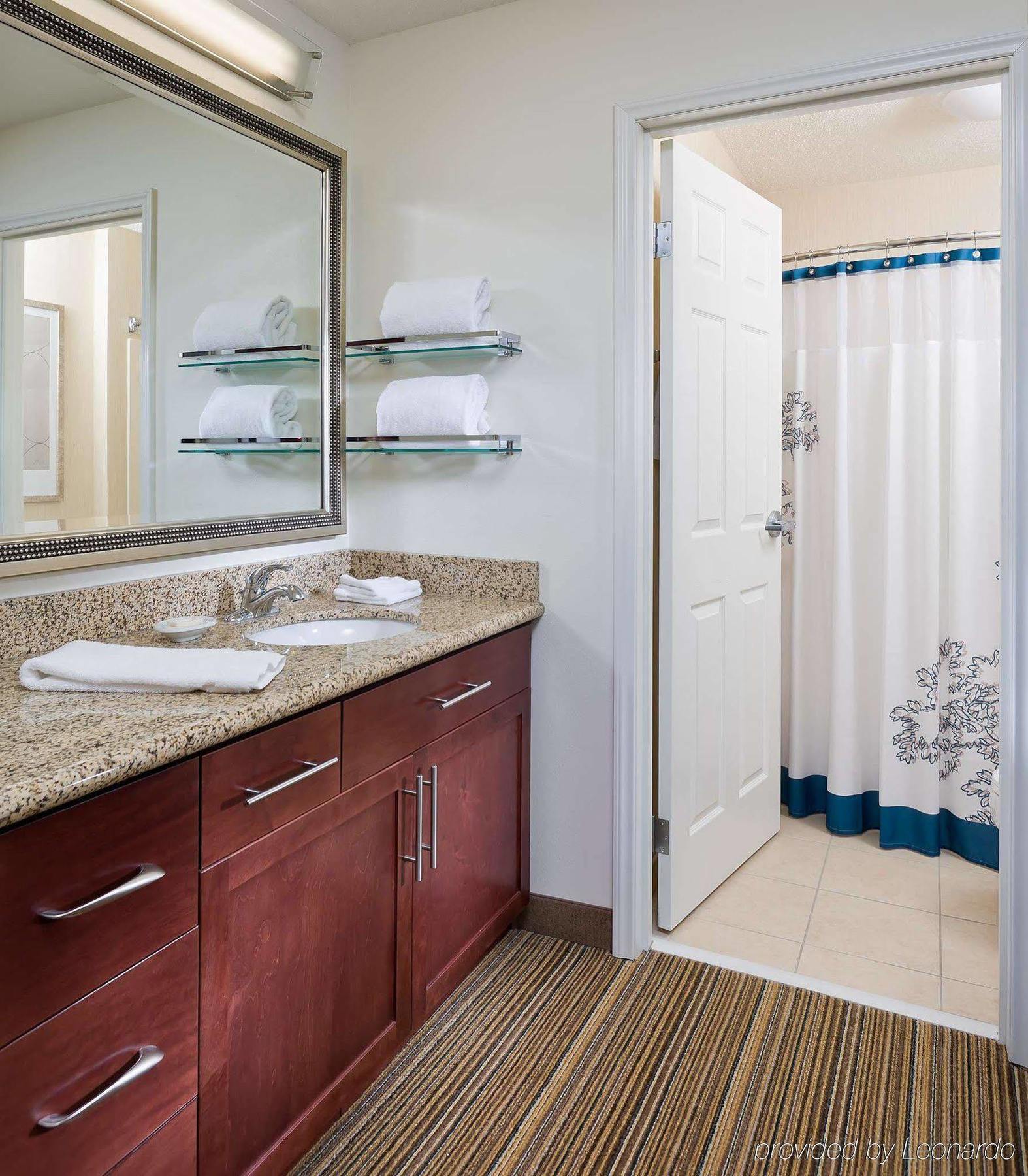 By Marriott Houston The Woodlands/lake Front Circle